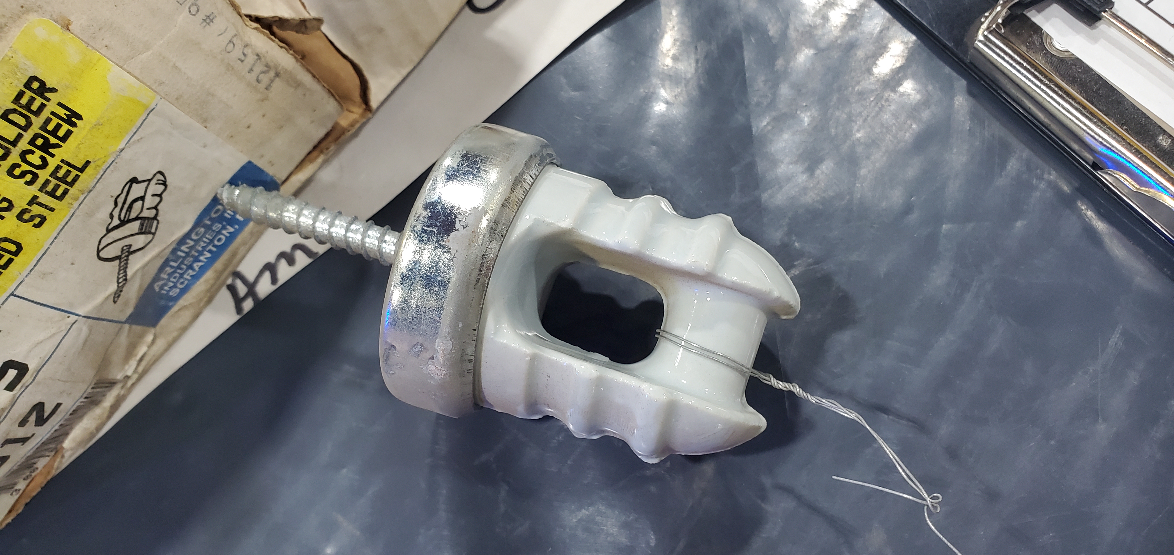 PORCELAIN WIRE HOLDER W/2.5" LAG SCREW